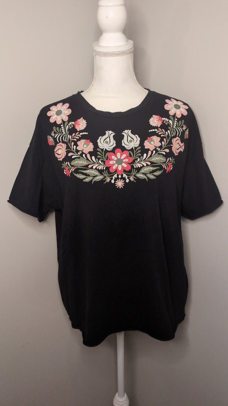 Zara Trafaluc Black Floral Embroidered Folk Art Tee S